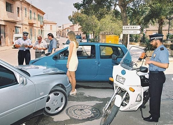 Kam es im Ausland doch zu einer Karambolage, kann die grüne Versicherungskarte den weiteren Ablauf erleichtern. Sehr von Vorteil: der europäische Unfallbericht. Foto: dpp/auto-reporter.net